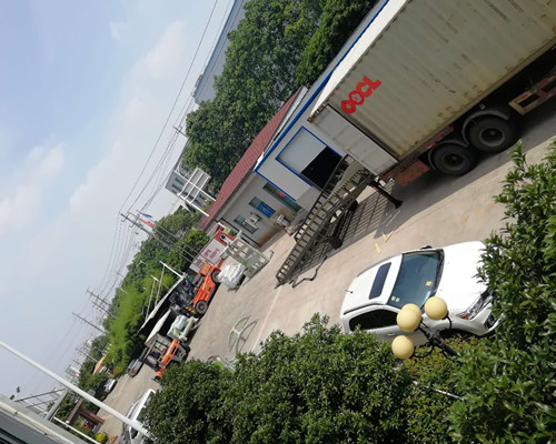 Containers loading for waste tire shredder