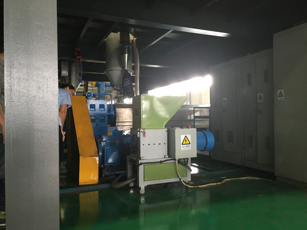 Low speed in-line plastic crusher