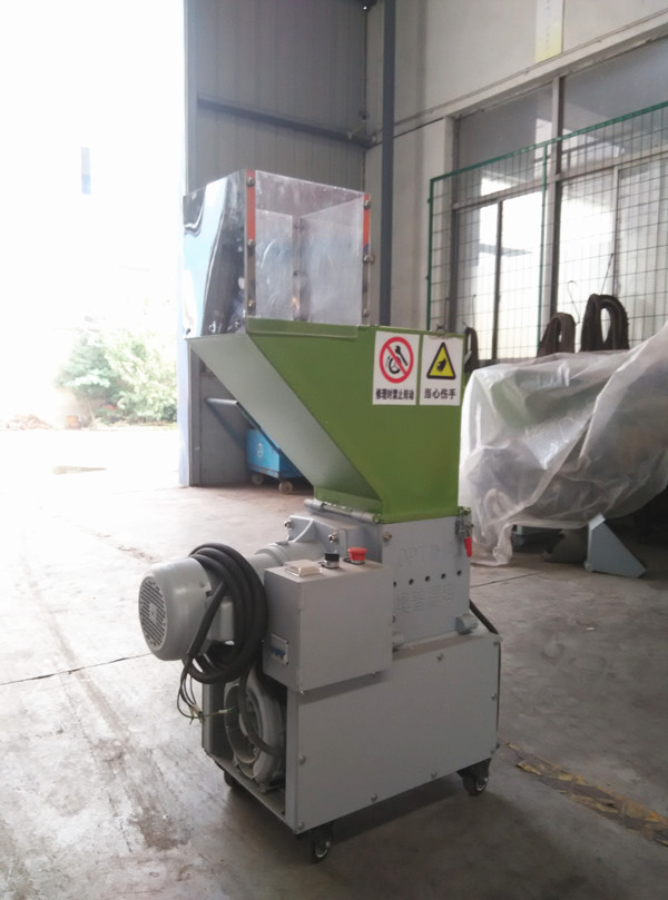 Low speed in-line plastic crusher